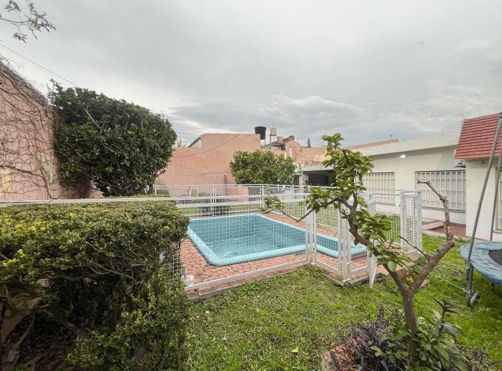 Casa de 3 Dorm. con Gran Jardín, Cochera Pasante y Pilete en Ludueña - 2