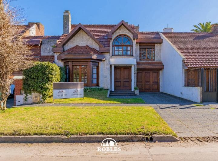 Chalet de Categoría en Excelente Entorno Residencial. - 2