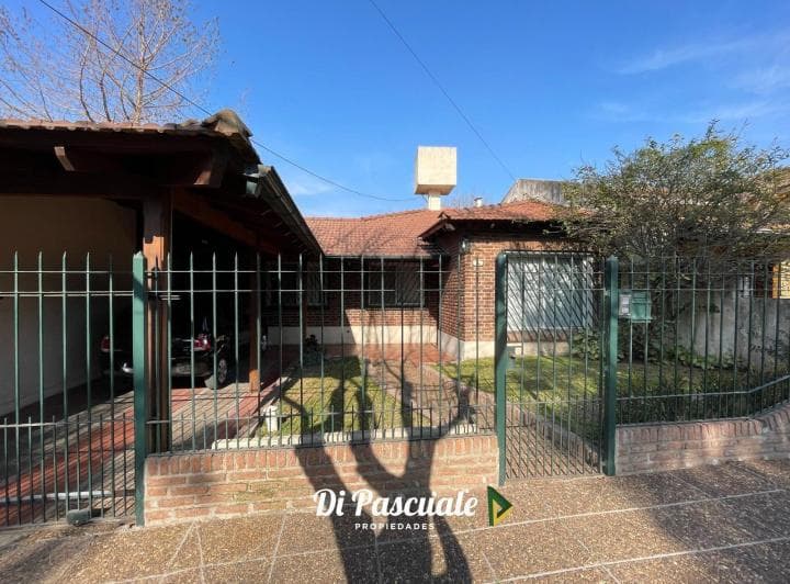 Venta Casa 3 Dorm., Parque Quincho y Pileta - Moreno Sur - 3