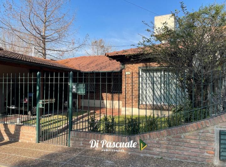 Venta Casa 3 Dorm., Parque Quincho y Pileta - Moreno Sur - 2