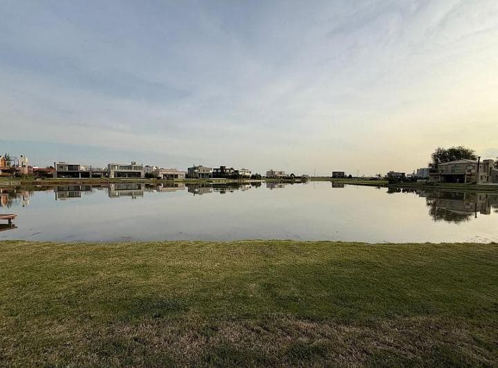 Lote de 800 m² con Fondo a Laguna en Club de Campo San Lucas. Canning - San Vicente. - 2