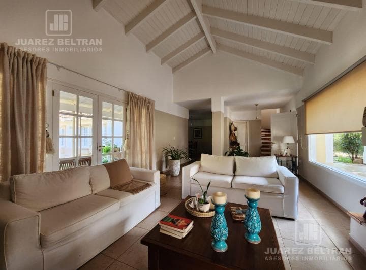 Venta - Casa de Cuatro Dorm. con Cochera y Pileta - Country La Paloma - Villa Allende - 4