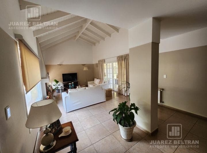 Venta - Casa de Cuatro Dorm. con Cochera y Pileta - Country La Paloma - Villa Allende - 3