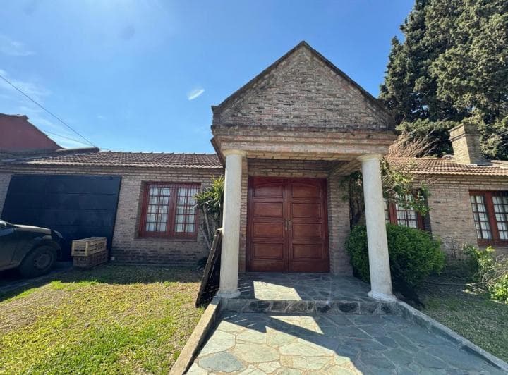 Hermosa Casa con Jardin de Invierno, Quincho y Piscina - 2