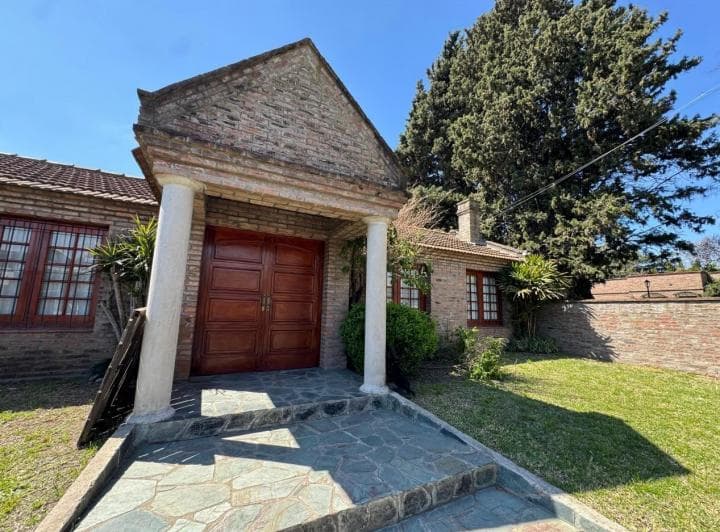 Hermosa Casa con Jardin de Invierno, Quincho y Piscina - 3