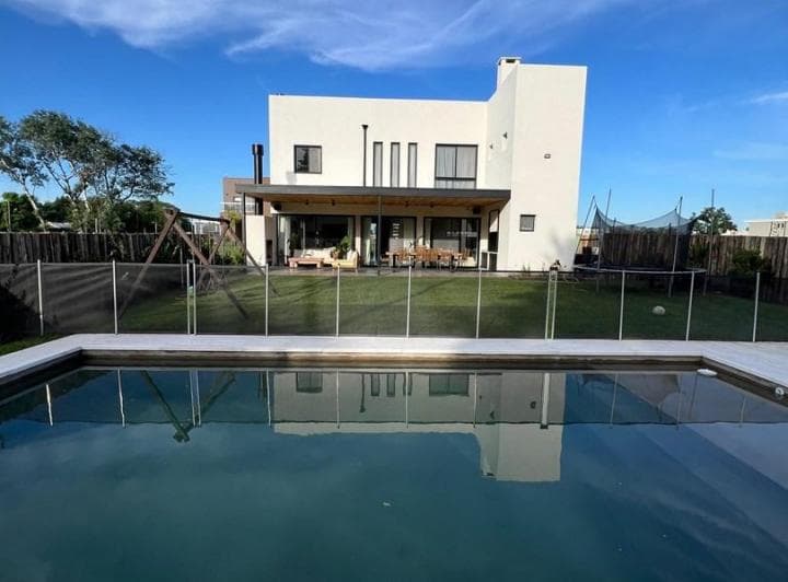 Venta de Casa de Categoria en Dos Plantas de 330 m² con Pileta - Pilar del Este - 4