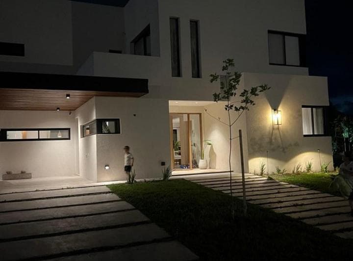Venta de Casa de Categoria en Dos Plantas de 330 m² con Pileta - Pilar del Este - 3