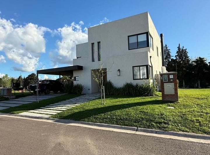 Venta de Casa de Categoria en Dos Plantas de 330 m² con Pileta - Pilar del Este - 5