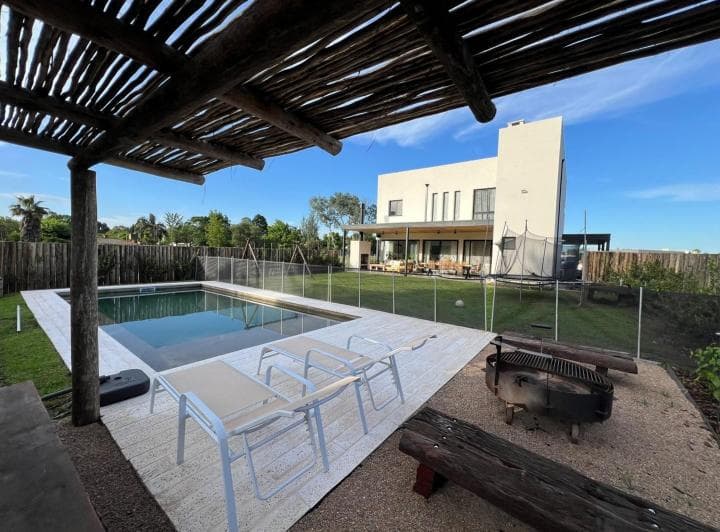 Venta de Casa de Categoria en Dos Plantas de 330 m² con Pileta - Pilar del Este - 2