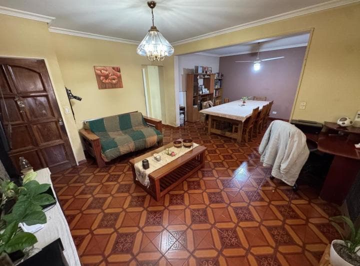 Venta Casa S/lote Propio de 4amb + 2 Locales - 4