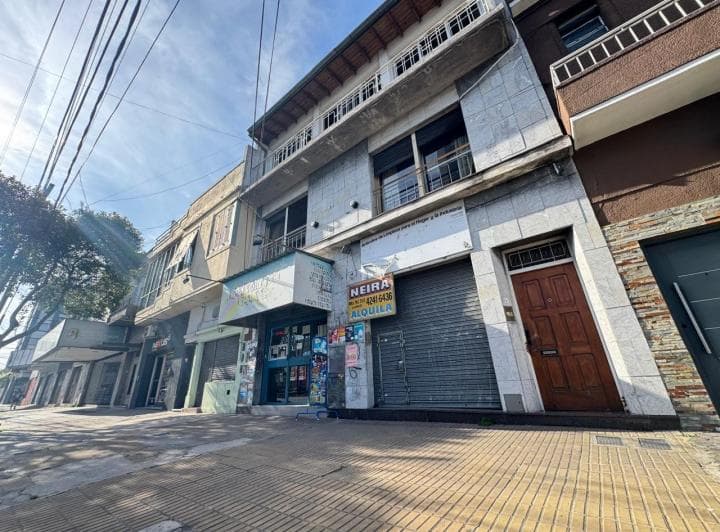 Venta Casa S/lote Propio de 4amb + 2 Locales - 2