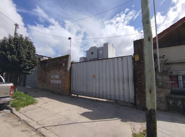 Local + Galpón + Departamento 4 Ambientes y Terreno Libre - 4