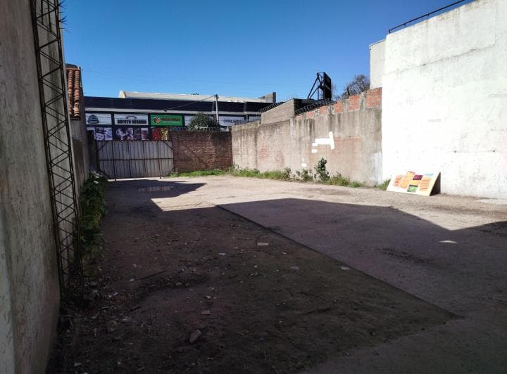 Local + Galpón + Departamento 4 Ambientes y Terreno Libre - 3