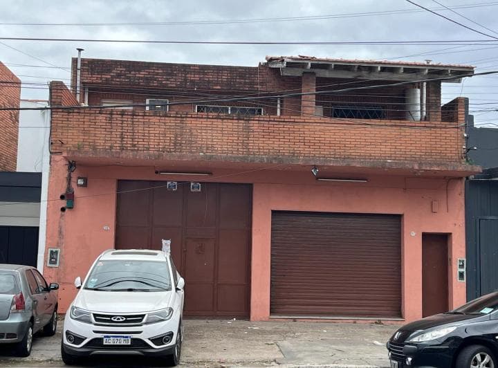 Muy Buen Galpón con Local en Pb y Vivienda en Pa - 2