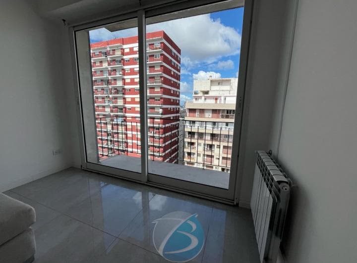 3 Ambientes a La Calle con Balcón Saliente - 3