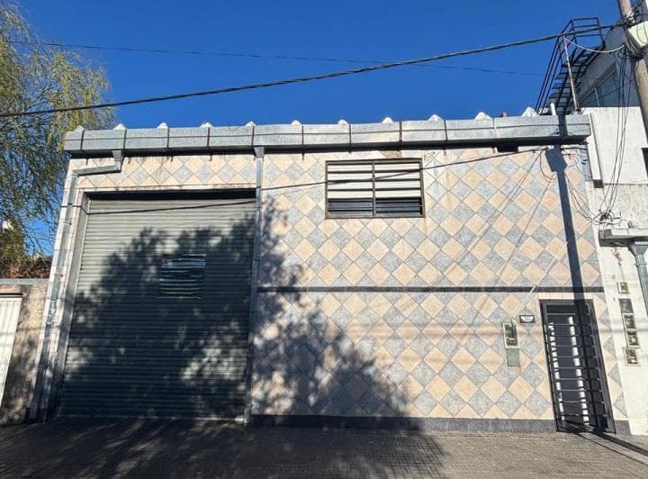 Galpón con Entrada de Camión y Oficinas en Zona Estratégica de San Justo - 2