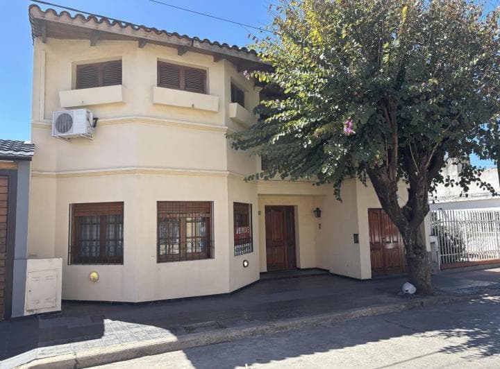 Hermosa Casa en Alto Alberdi de 2 Plantas C/pileta! - 2