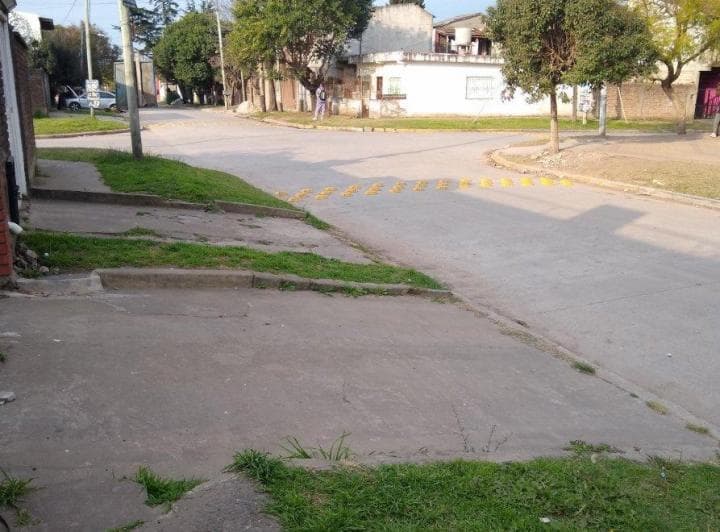 Venta Casa a 100 Av Senzabello Sentido Cruce varela,(Pte. Sarmiento) - 3