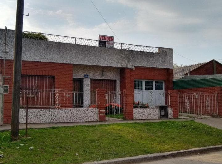 Venta Casa a 100 Av Senzabello Sentido Cruce varela,(Pte. Sarmiento) - 2