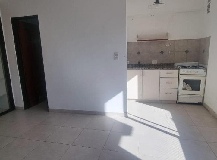 En Caseros Departamento de 1 Ambiente en Planta Baja con Espacio Cochera F: 9895 - 4