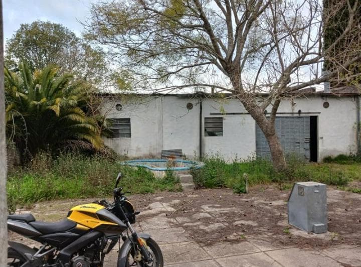 Se Vende Casa 2 Dorm. con Galpón en Calle 403 Entre Camino Centenario y 12 - 3