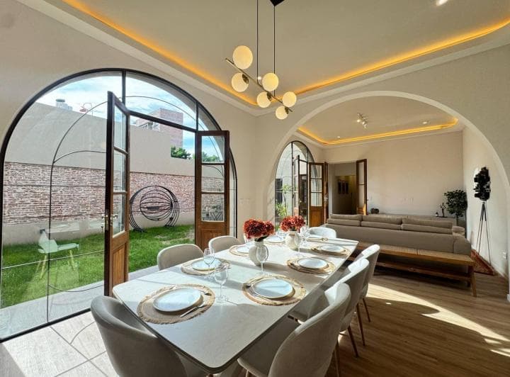 Venta: Casa de Cuatro Dorm. con Cochera, Jardín, Parrillero y Pileta. Lourdes, Rosario - 2