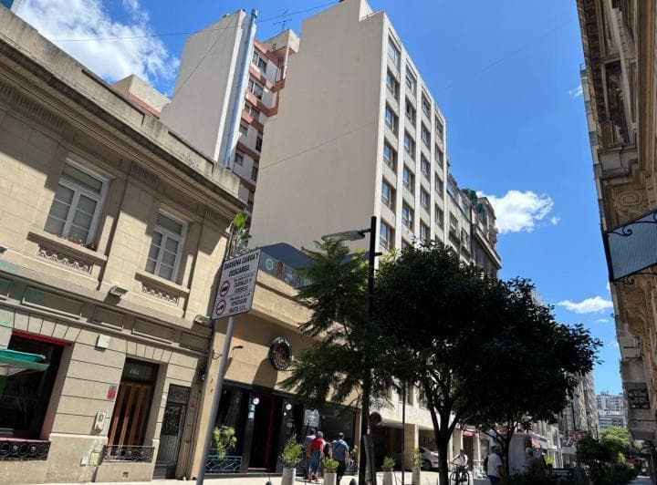 Venta - Departamento - 2 Ambientes - Impecable - Sol - Seguridad 24 Hs. - 4