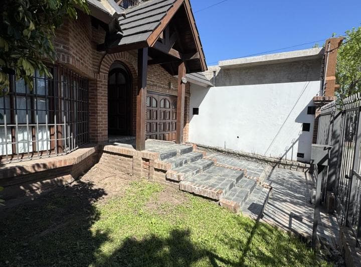 Permite Credito Hipotecario - Casa en Venta - Casterlar Norte - 5 Ambientes - 3