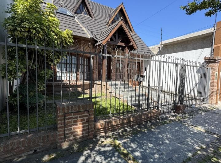 Permite Credito Hipotecario - Casa en Venta - Casterlar Norte - 5 Ambientes - 2