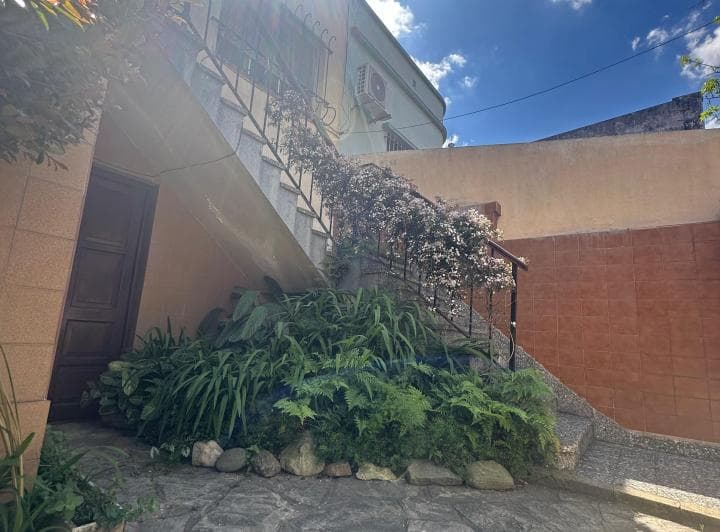 Casa en Dos Plantas con Jardín y Cochera en Excelente Ubicación - 3