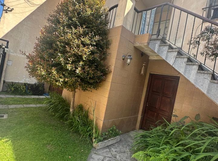 Casa en Dos Plantas con Jardín y Cochera en Excelente Ubicación - 2
