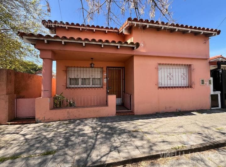 Casa con Gran Lote en Esquina Juncal - 2