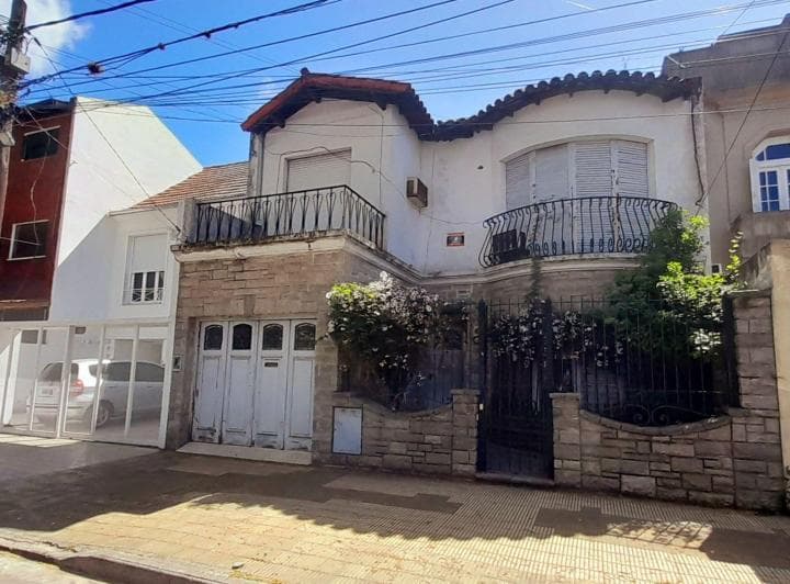 Chalet Estilo Francés Para Actualizar con Excelente Terreno! - 3