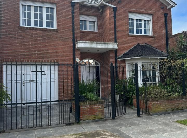 Interesante Casa en Lote 10x33 Ubicada en El Corazon de Playa Grande - 2
