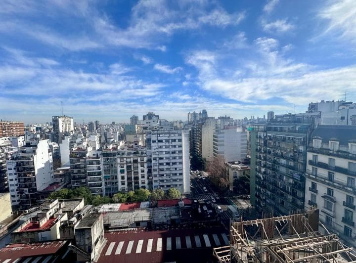 Oficina en Pueyrredón y Corrientes. Piso 14° Todo Luz y Vista. Vig 24hs - 2