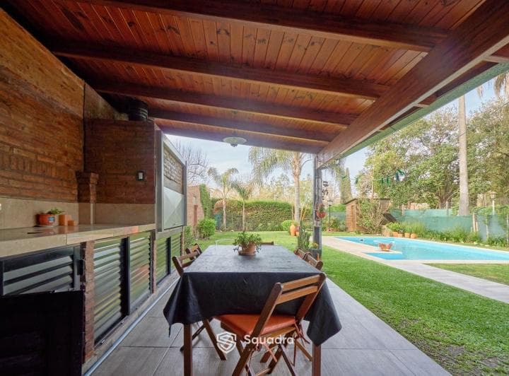 Venta | Permuta - Casa de Dos Dorm., Galería, Jardín y Piscina - Funes. - 2