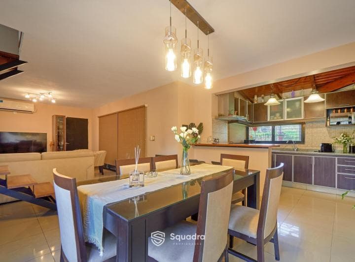 Venta | Permuta - Casa de Dos Dorm., Galería, Jardín y Piscina - Funes. - 3