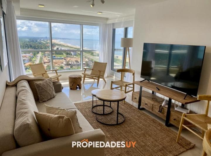 Venta - Apartamento de 2 Dorm. + Dep en Playa Brava - 4