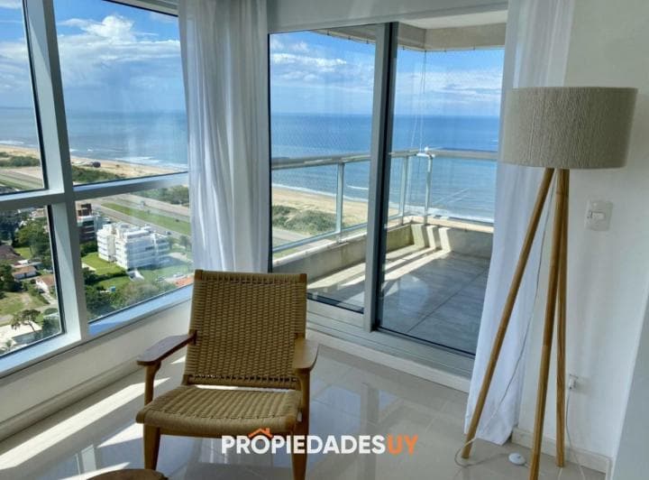 Venta - Apartamento de 2 Dorm. + Dep en Playa Brava - 3