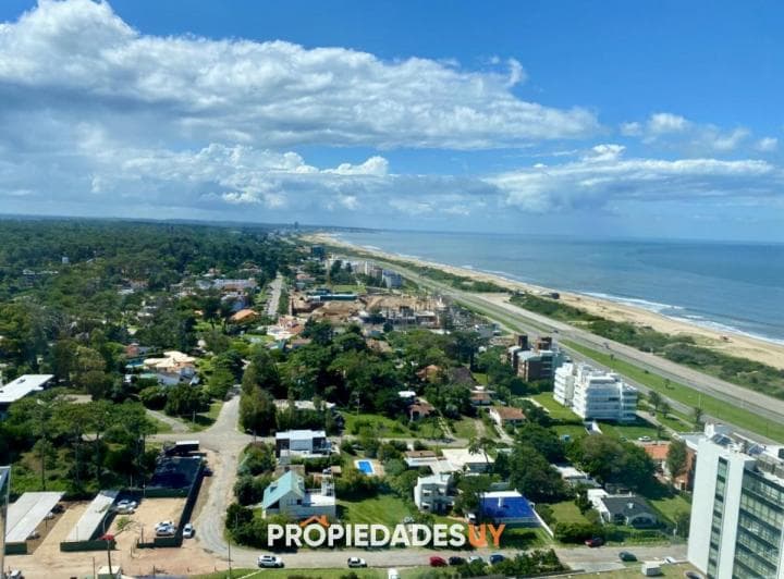 Venta - Apartamento de 2 Dorm. + Dep en Playa Brava - 2