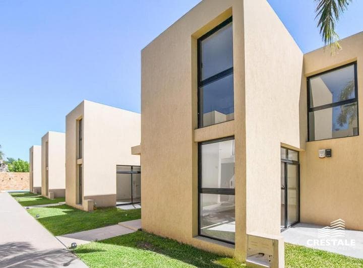 Venta / Permuta | Casa 2 Dorm. con Pileta | Fisherton, Rosario - 3