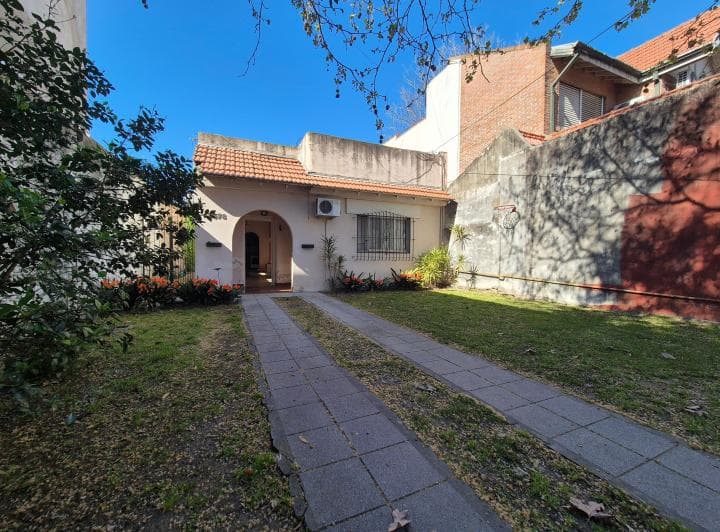 Casa Muy Bien Ubicada, Desarrollada Sobre Lote de 8,66 X 35. - 4