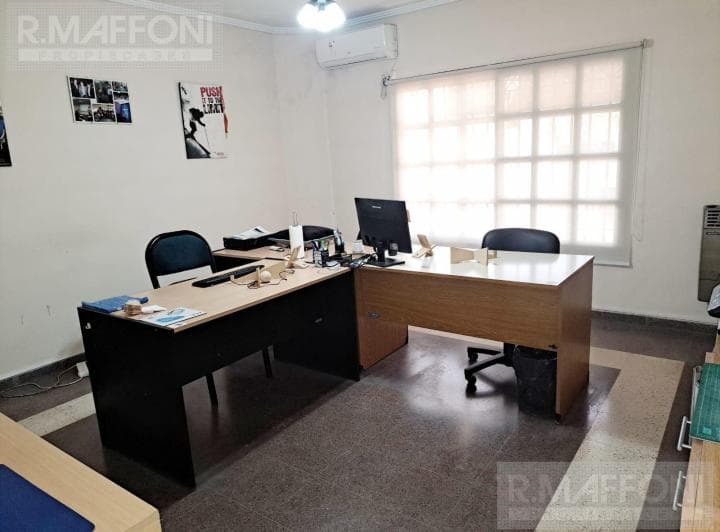 Longchamps, Oficina en Venta. 7 Ambientes. 6 Despachos, Baños Caballeros Damas. - 3