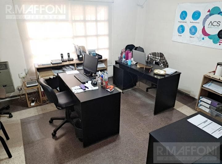 Longchamps, Oficina en Venta. 7 Ambientes. 6 Despachos, Baños Caballeros Damas. - 4