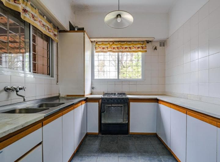 Venta - Casa de 4 Dorm., Galería, Cochera, Parrilla, Jardín y Piscina - Fisherton, Rosario. - 2