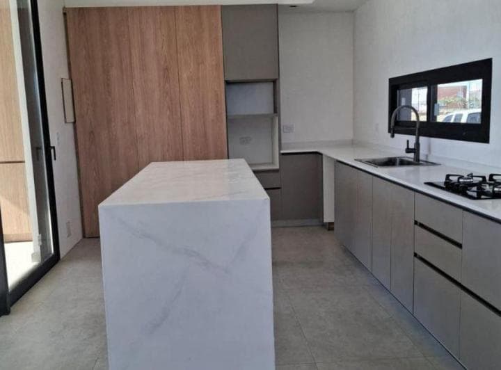A Estrenar - Casa de Categoria en Manantiales! - 2