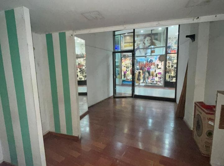 En Venta Local Comercial de 28 m Aprox. en Gran Galeria en Lanus - 2
