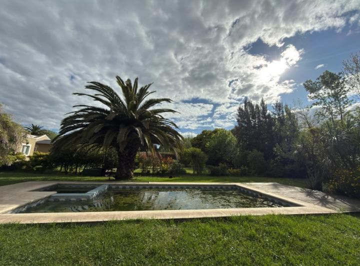 Casa Sobre Hermoso Parque con Piscina - 5