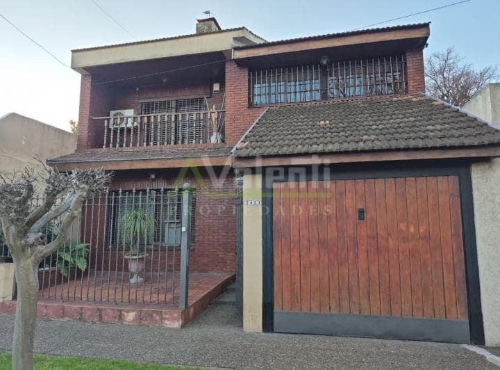 Chalet en Venta 5 Ambientes en 3 Plantas, Parque Johnston, Hurlingham - 2