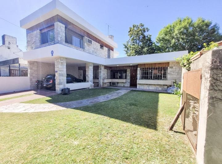 Venta Casa de Tres Dorm.. Fisherton. Rosario - 2